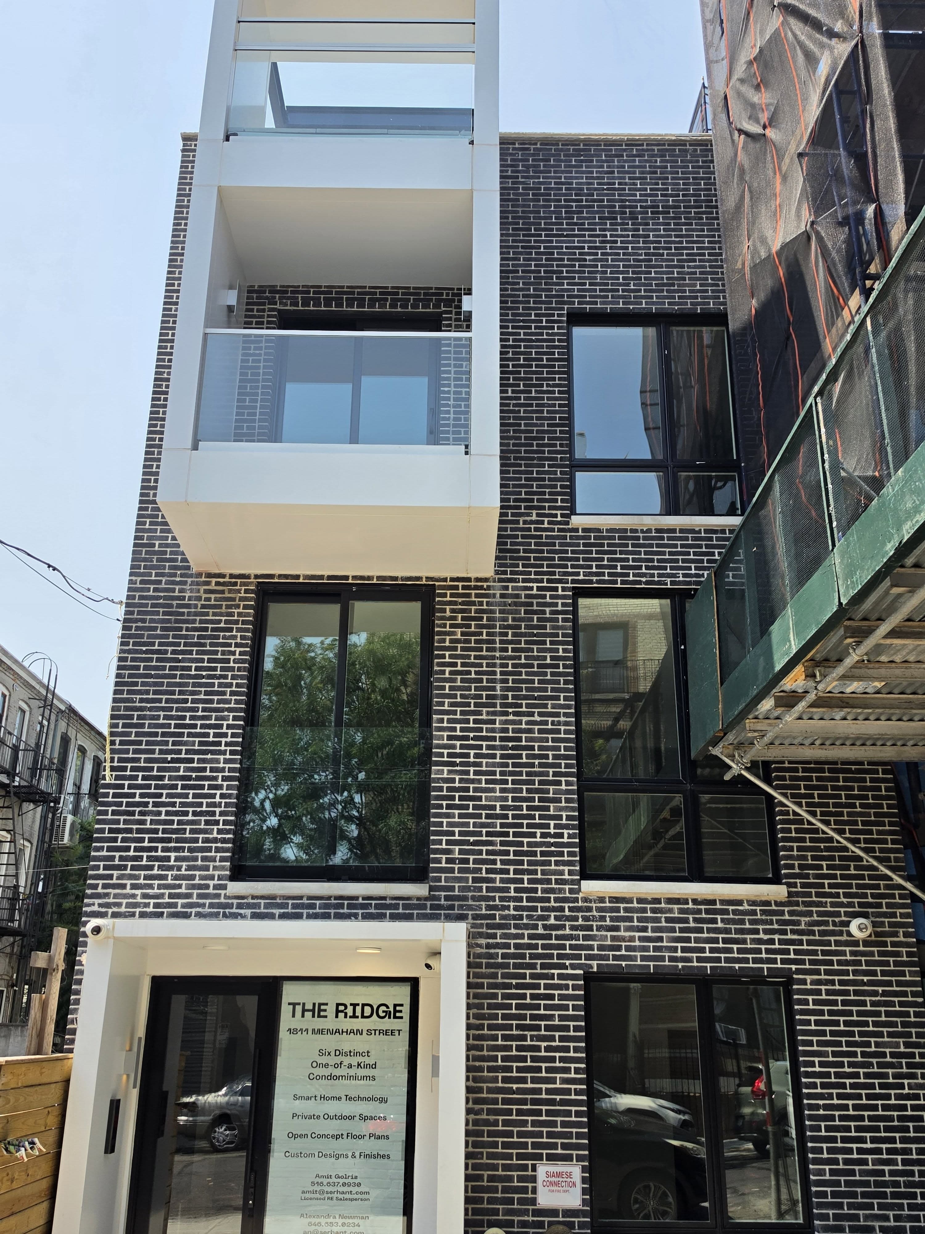 Narrow New York urban residence with repeated large window openings