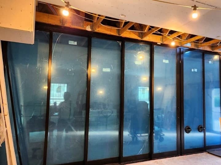 Closed door system with protective film on the glazing
