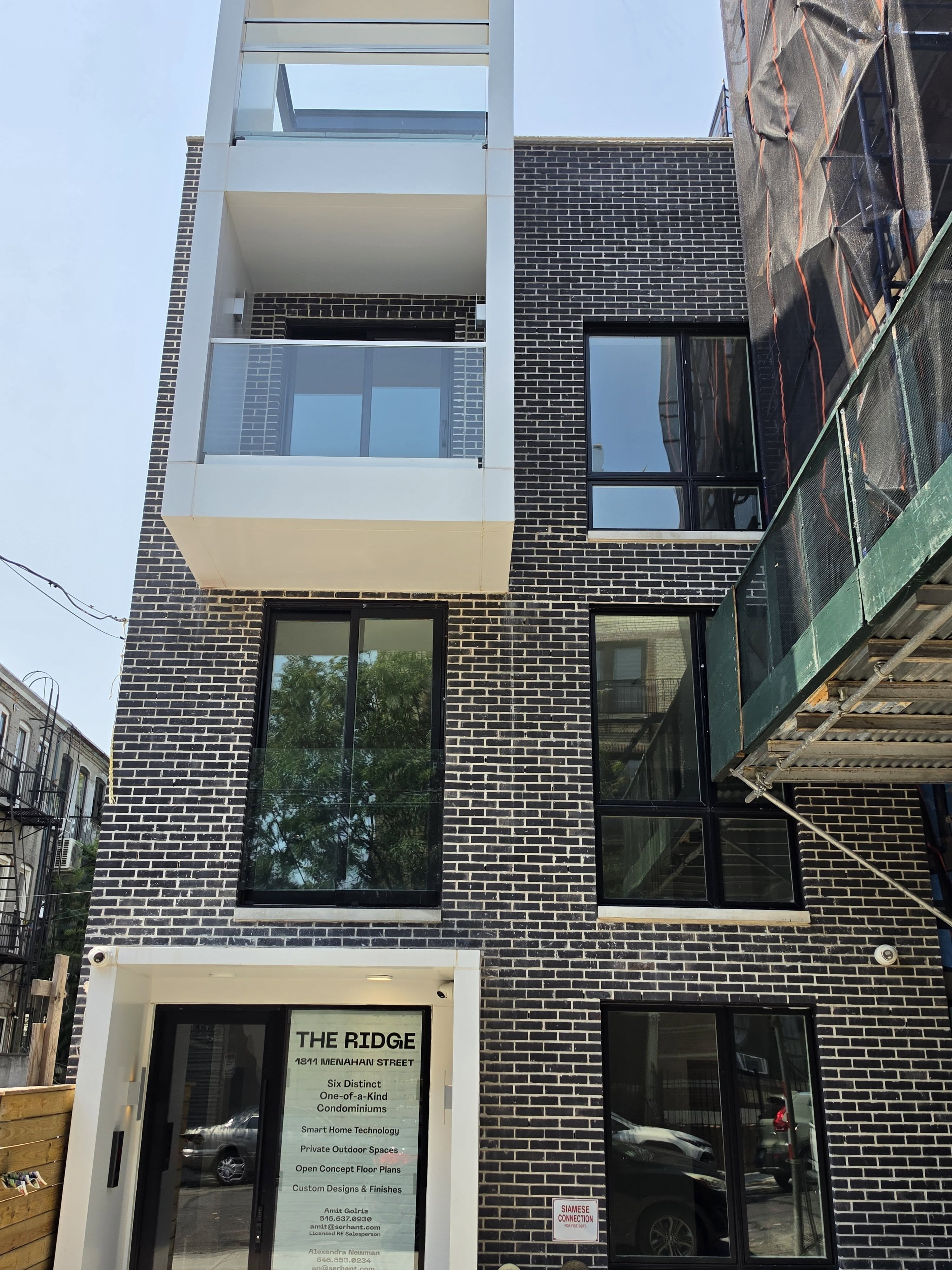 Narrow New York urban residence with repeated large window openings